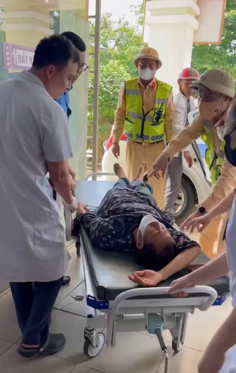 CSGT d&ugrave;ng xe tuần tra đưa người phụ nữ ngất lịm đến bệnh viện cấp cứu- Ảnh 2.