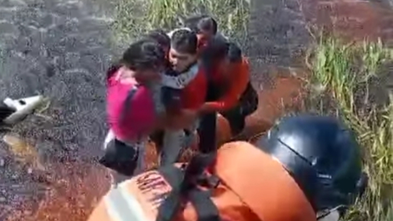 M&aacute;y bay rơi giữa đầm c&aacute; sấu, 5 người sống s&oacute;t kỳ diệu- Ảnh 1.