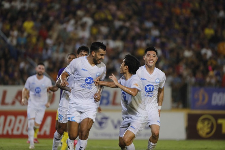 V-League: Cuộc đua v&ocirc; địch v&agrave; trụ hạng ng&atilde; ngũ?- Ảnh 1.