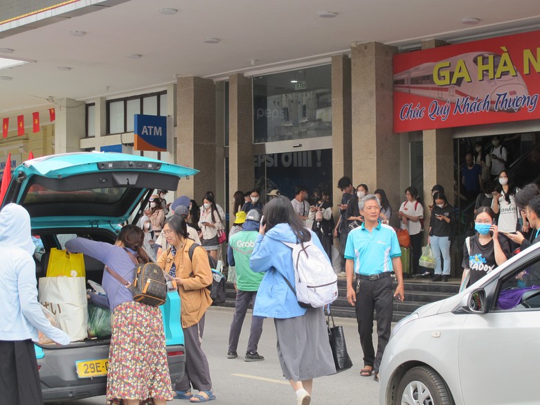 Gần 10 ngh&igrave;n kh&aacute;ch qua ga H&agrave; Nội trong ng&agrave;y cuối nghỉ lễ 30/4- Ảnh 11.