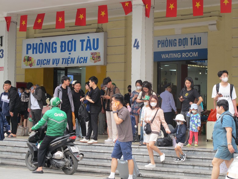 Gần 10 ngh&igrave;n kh&aacute;ch qua ga H&agrave; Nội trong ng&agrave;y cuối nghỉ lễ 30/4- Ảnh 14.