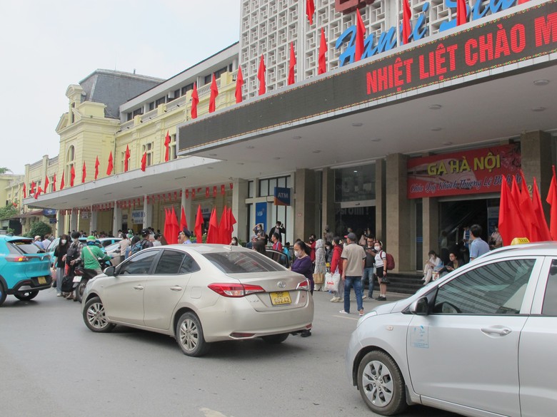 Gần 10 ngh&igrave;n kh&aacute;ch qua ga H&agrave; Nội trong ng&agrave;y cuối nghỉ lễ 30/4- Ảnh 1.