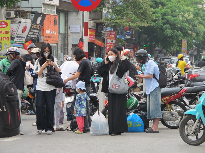 Gần 10 ngh&igrave;n kh&aacute;ch qua ga H&agrave; Nội trong ng&agrave;y cuối nghỉ lễ 30/4- Ảnh 15.