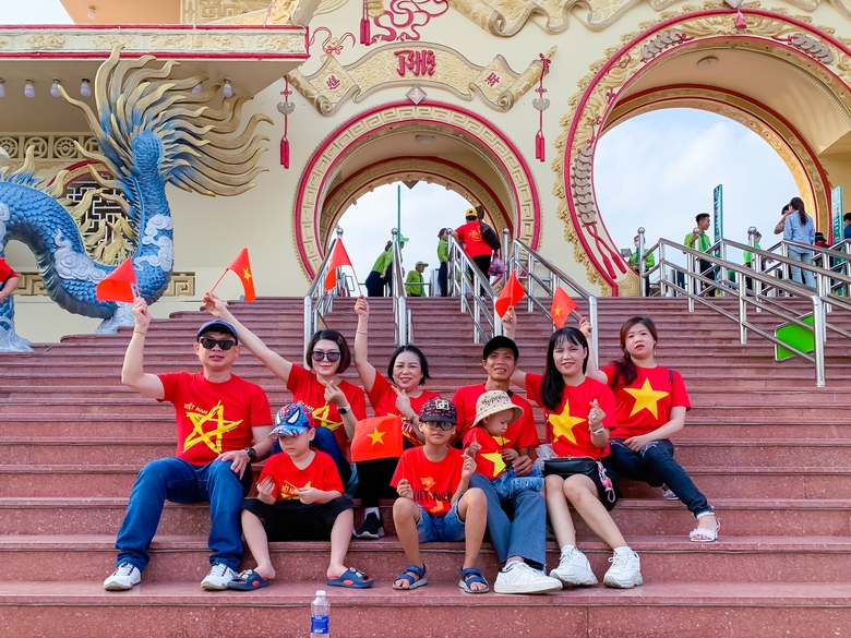 Du khách đến TP.HCM tăng "khủng" dịp lễ 30/4, 5 ngày thu hơn 7.100 tỷ đồng- Ảnh 1. Du khách đến TP.HCM tăng "khủng" dịp lễ 30/4, 5 ngày thu hơn 7.100 tỷ đồng- Ảnh 1.