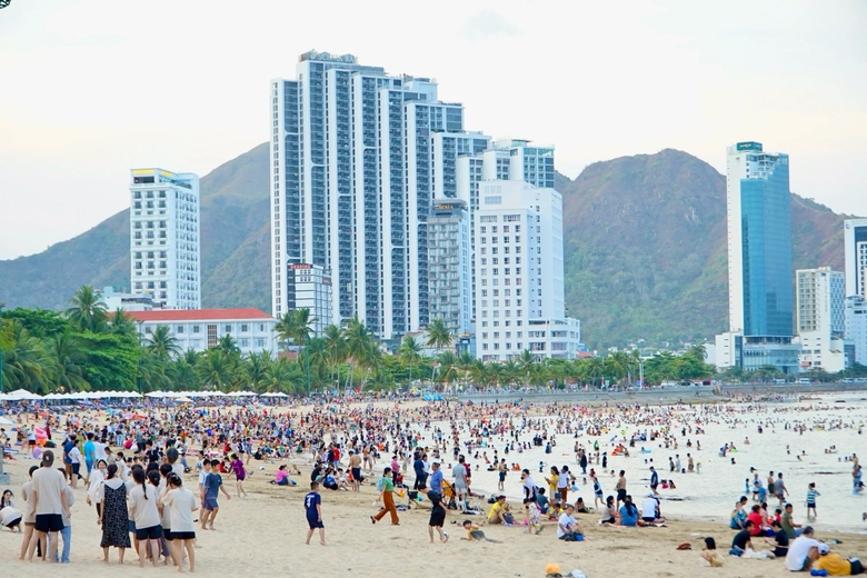 Kh&aacute;nh H&ograve;a đ&oacute;n hơn 1 triệu du kh&aacute;ch dịp lễ 30/4 với doanh thu khoảng 1.300 tỷ đồng - Ảnh 1.