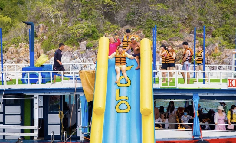 Kh&aacute;nh H&ograve;a đ&oacute;n hơn 1 triệu du kh&aacute;ch dịp lễ 30/4 với doanh thu khoảng 1.300 tỷ đồng - Ảnh 2.