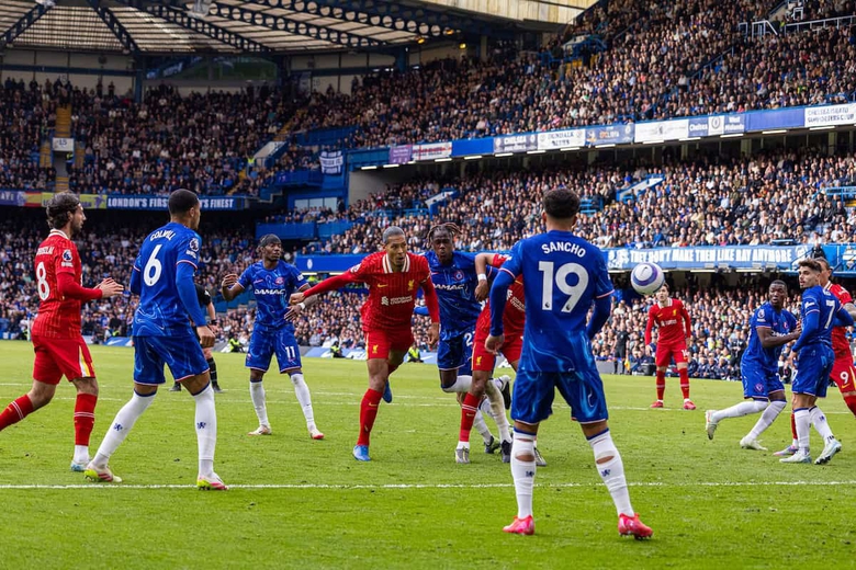 Đ&aacute;nh bại Liverpool, Chelsea khuấy động cuộc đua top 4 - Ảnh 1.