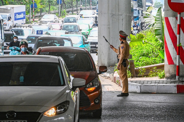 CSGT l&yacute; giải tai nạn giao th&ocirc;ng giảm nhiều trong dịp nghỉ lễ 30/4 - 1/5- Ảnh 2.