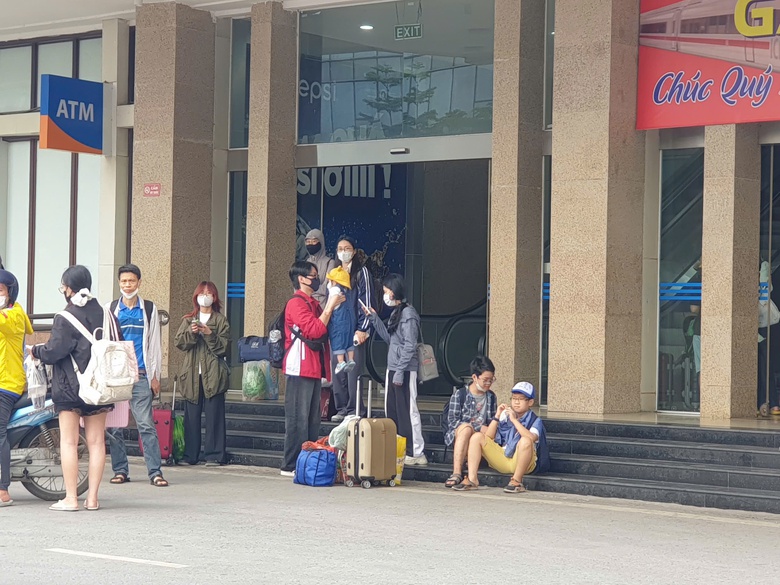 Gần 10 ngh&igrave;n kh&aacute;ch qua ga H&agrave; Nội trong ng&agrave;y cuối nghỉ lễ 30/4- Ảnh 16.