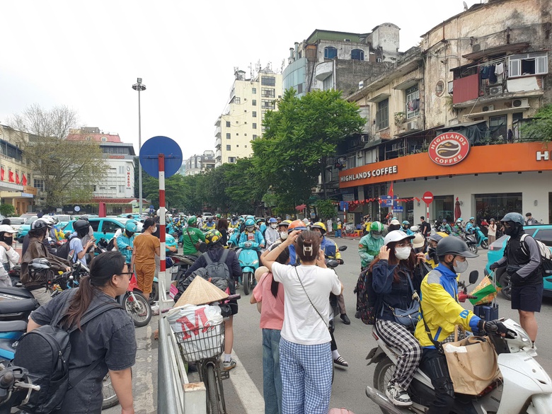 Gần 10 ngh&igrave;n kh&aacute;ch qua ga H&agrave; Nội trong ng&agrave;y cuối nghỉ lễ 30/4- Ảnh 17.