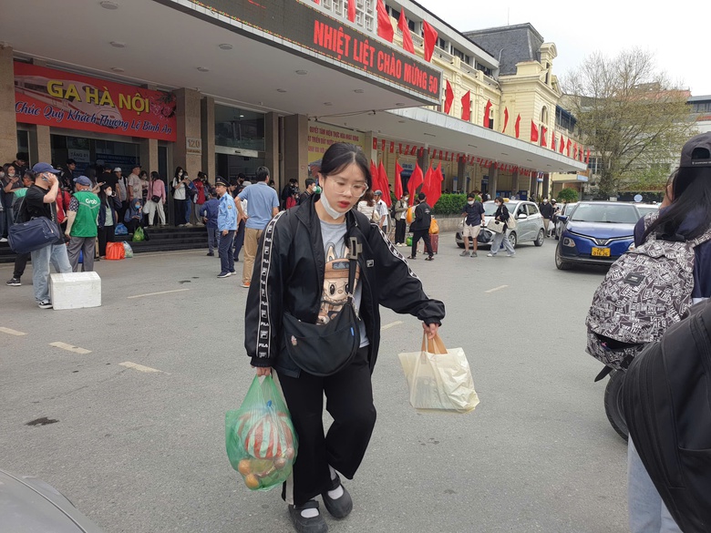 Gần 10 ngh&igrave;n kh&aacute;ch qua ga H&agrave; Nội trong ng&agrave;y cuối nghỉ lễ 30/4- Ảnh 12.