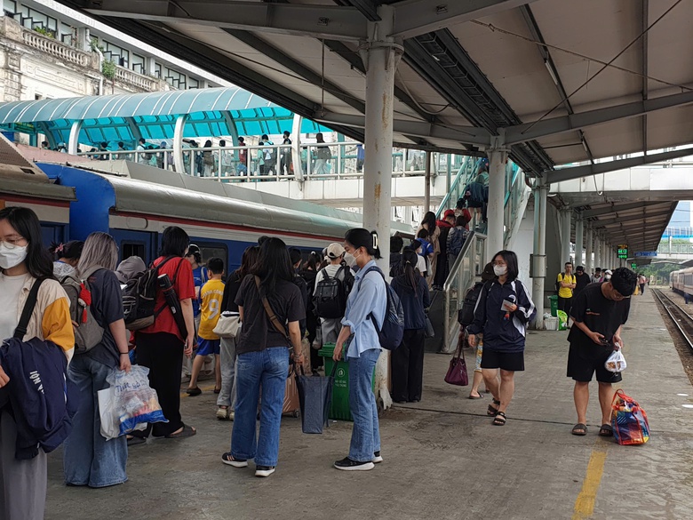 Gần 10 ngh&igrave;n kh&aacute;ch qua ga H&agrave; Nội trong ng&agrave;y cuối nghỉ lễ 30/4- Ảnh 9.