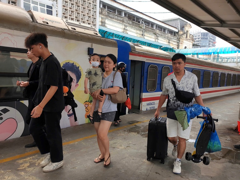 Gần 10 ngh&igrave;n kh&aacute;ch qua ga H&agrave; Nội trong ng&agrave;y cuối nghỉ lễ 30/4- Ảnh 3.