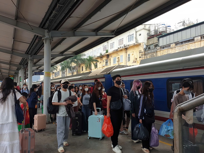 Gần 10 ngh&igrave;n kh&aacute;ch qua ga H&agrave; Nội trong ng&agrave;y cuối nghỉ lễ 30/4- Ảnh 7.