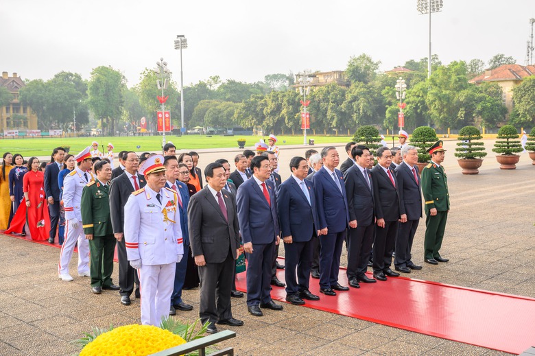 Lãnh đạo Đảng, Nhà nước và đại biểu Quốc hội vào Lăng viếng Chủ tịch Hồ Chí Minh- Ảnh 2. Lãnh đạo Đảng, Nhà nước và đại biểu Quốc hội vào Lăng viếng Chủ tịch Hồ Chí Minh- Ảnh 2.