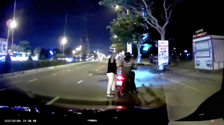 X&aacute;c minh clip t&agrave;i xế GrabBike bị đ&aacute;nh tới tấp tr&ecirc;n đường phố Đ&agrave; Nẵng- Ảnh 1.