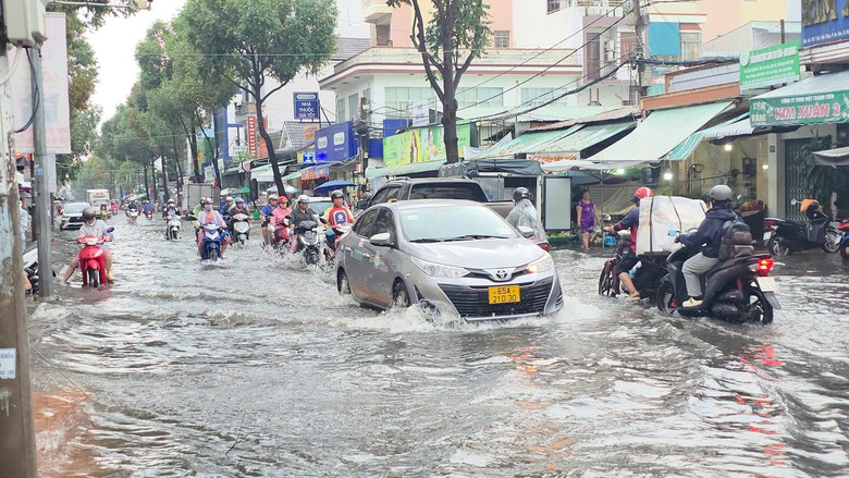 Mưa lớn g&acirc;y ngập nhiều tuyến đường ở TP Cần Thơ- Ảnh 1.