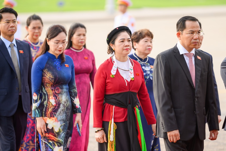 Lãnh đạo Đảng, Nhà nước và đại biểu Quốc hội vào Lăng viếng Chủ tịch Hồ Chí Minh- Ảnh 4. Lãnh đạo Đảng, Nhà nước và đại biểu Quốc hội vào Lăng viếng Chủ tịch Hồ Chí Minh- Ảnh 4.