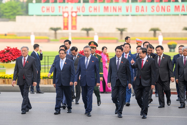 Lãnh đạo Đảng, Nhà nước và đại biểu Quốc hội vào Lăng viếng Chủ tịch Hồ Chí Minh- Ảnh 7. Lãnh đạo Đảng, Nhà nước và đại biểu Quốc hội vào Lăng viếng Chủ tịch Hồ Chí Minh- Ảnh 7.