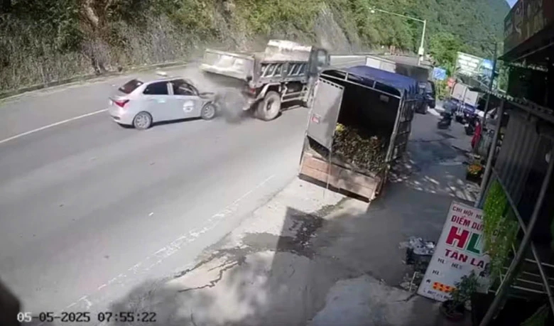 Hiện trường vụ tai nạn khiến t&agrave;i xế xe taxi tử vong. (Ảnh: cắt từ video clip)