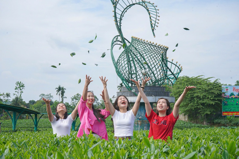 Du khách thích thú những đồi chè xanh ngát ở Thái Nguyên- Ảnh 13. Du khách thích thú những đồi chè xanh ngát ở Thái Nguyên- Ảnh 13.