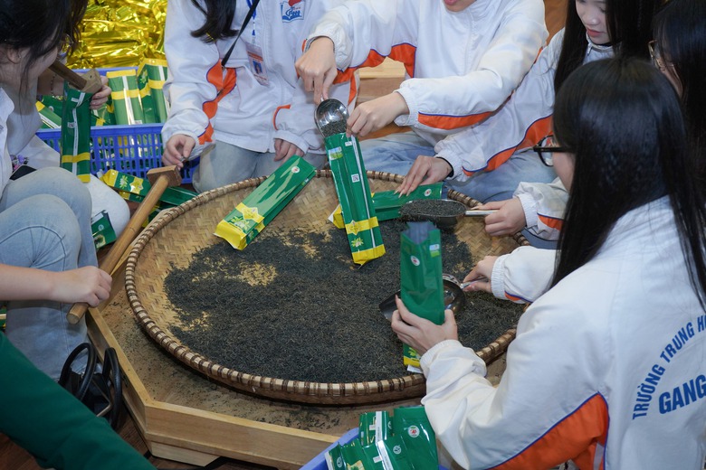 Du khách thích thú những đồi chè xanh ngát ở Thái Nguyên- Ảnh 12. Du khách thích thú những đồi chè xanh ngát ở Thái Nguyên- Ảnh 12.