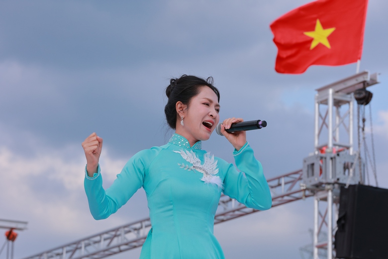 T&ugrave;ng Dương, Isaac v&agrave; Duy&ecirc;n Quỳnh x&uacute;c động h&aacute;t tại Nhật khi thấy l&aacute; cờ đỏ sao v&agrave;ng tung bay- Ảnh 3.