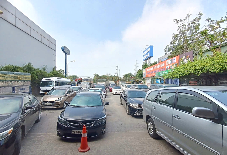 Xe đông kỷ lục, trung tâm đăng kiểm tất bật ngày đầu làm việc sau nghỉ lễ 30/4- Ảnh 2. Xe đông kỷ lục, trung tâm đăng kiểm tất bật ngày đầu làm việc sau nghỉ lễ 30/4- Ảnh 2.