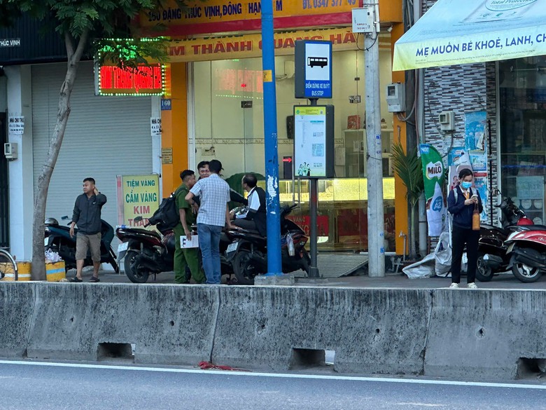 TP.HCM: Hai kẻ cướp tiệm v&agrave;ng ở H&oacute;c M&ocirc;n bị bắt sau 5 giờ lẩn trốn- Ảnh 1.