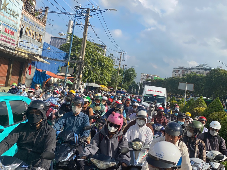 Đường phố TP.HCM đ&ocirc;ng đ&uacute;c, &ugrave;n tắc giao th&ocirc;ng tại c&aacute;c tuyến cửa ng&otilde; sau kỳ nghỉ lễ- Ảnh 1.