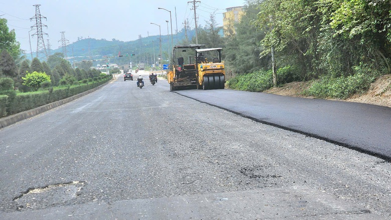 Quảng Ng&atilde;i tăng tốc bảo tr&igrave; tuyến quốc lộ huyết mạch- Ảnh 2.