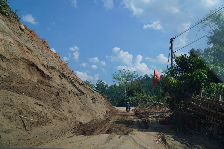Th&ocirc;ng xe tạm tuyến đường nối TP Bắc Kạn - Ba Bể sau sạt lở nghi&ecirc;m trọng- Ảnh 1.