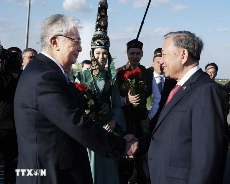Tổng Bí thư Tô Lâm và Phu nhân bắt đầu thăm cấp Nhà nước Cộng hòa Kazakhstan- Ảnh 1. Tổng Bí thư Tô Lâm và Phu nhân bắt đầu thăm cấp Nhà nước Cộng hòa Kazakhstan- Ảnh 1.