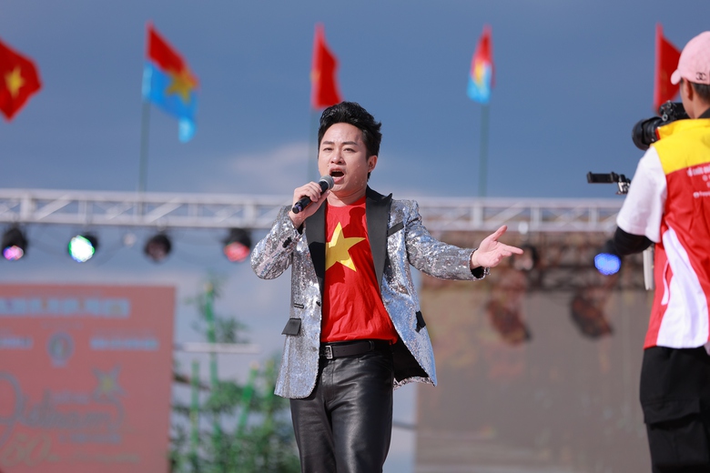 T&ugrave;ng Dương, Isaac v&agrave; Duy&ecirc;n Quỳnh x&uacute;c động h&aacute;t tại Nhật khi thấy l&aacute; cờ đỏ sao v&agrave;ng tung bay- Ảnh 1.