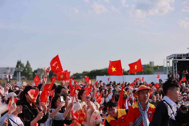 T&ugrave;ng Dương, Isaac v&agrave; Duy&ecirc;n Quỳnh x&uacute;c động h&aacute;t tại Nhật khi thấy l&aacute; cờ đỏ sao v&agrave;ng tung bay- Ảnh 2.