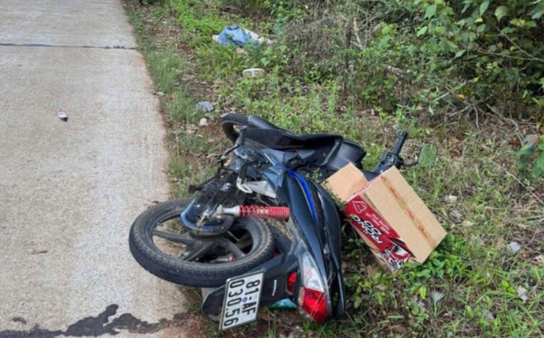 Gia Lai: Nữ gi&aacute;o vi&ecirc;n tử vong b&ecirc;n vệ đường, c&oacute; vết m&aacute;u v&agrave; dao tại hiện trường- Ảnh 1.
