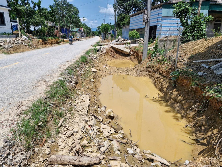 Người d&acirc;n đ&agrave;o đất tr&aacute;i ph&eacute;p, quốc lộ 8C đối mặt nguy cơ chậm tiến độ- Ảnh 3.