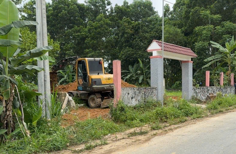 Người d&acirc;n đ&agrave;o đất tr&aacute;i ph&eacute;p, quốc lộ 8C đối mặt nguy cơ chậm tiến độ- Ảnh 4.