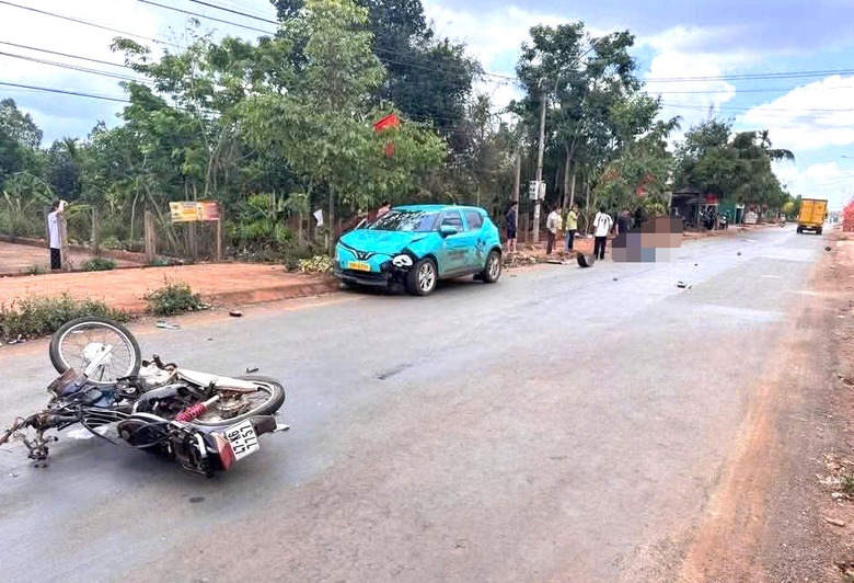 Taxi điện bất ngờ tăng tốc tông trúng xe máy khiến người đàn ông 49 tuổi tử vong- Ảnh 1. Taxi điện bất ngờ tăng tốc tông trúng xe máy khiến người đàn ông 49 tuổi tử vong- Ảnh 1.