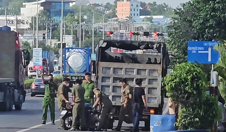 Con g&aacute;i chở mẹ đi kh&aacute;m bệnh, tr&ecirc;n đường về t&ocirc;ng đu&ocirc;i xe tải- Ảnh 1.