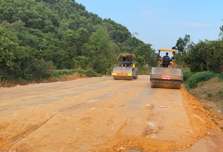 Người d&acirc;n đ&agrave;o đất tr&aacute;i ph&eacute;p, quốc lộ 8C đối mặt nguy cơ chậm tiến độ- Ảnh 1.