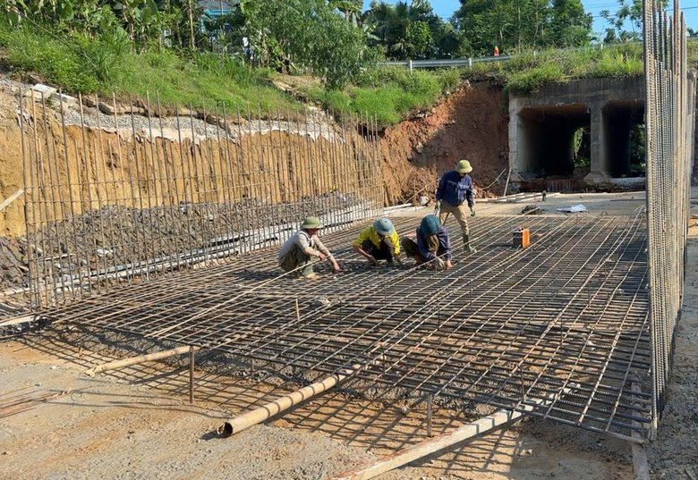 Người d&acirc;n đ&agrave;o đất tr&aacute;i ph&eacute;p, quốc lộ 8C đối mặt nguy cơ chậm tiến độ- Ảnh 2.