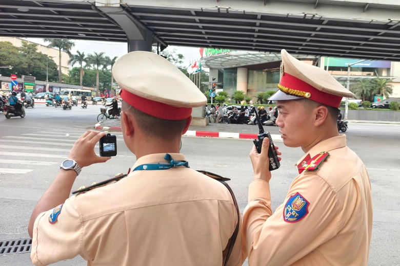 H&agrave;ng loạt xe m&aacute;y đi ngược chiều, leo vỉa h&egrave; bị CSGT ghi h&igrave;nh phạt nguội- Ảnh 4.