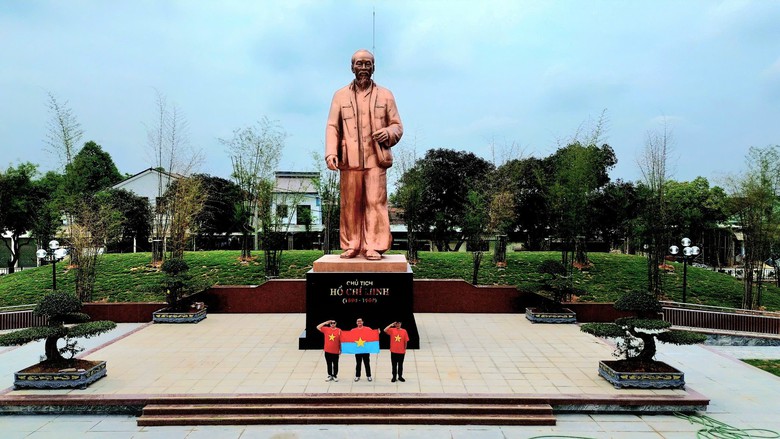 Kh&aacute;nh th&agrave;nh tượng đ&agrave;i &ldquo;B&aacute;c Hồ về thăm qu&ecirc;&rdquo; v&agrave;o dịp Lễ hội L&agrave;ng Sen- Ảnh 7.