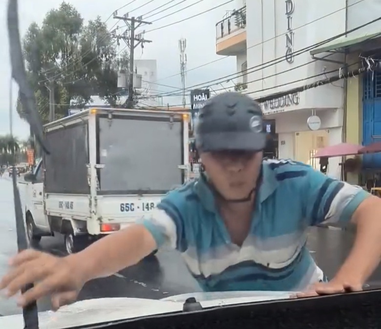 Triệu tập người chặn đầu xe, đập ph&aacute; &ocirc; t&ocirc; tr&ecirc;n đường ở Cần Thơ- Ảnh 2.