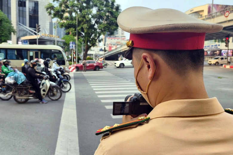 H&agrave;ng loạt xe m&aacute;y đi ngược chiều, leo vỉa h&egrave; bị CSGT ghi h&igrave;nh phạt nguội- Ảnh 1.