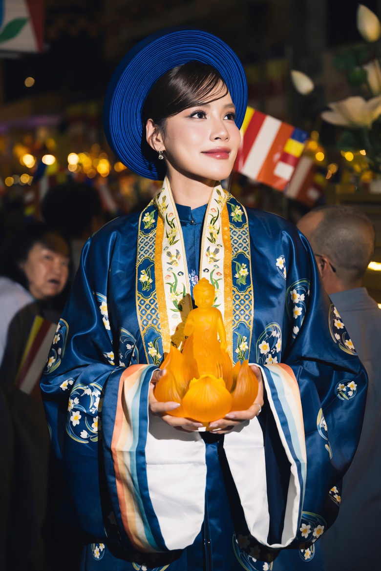 D&agrave;n hoa hậu dự lễ rước tượng Đức Phật mừng Đại lễ Phật Đản 2025- Ảnh 1.