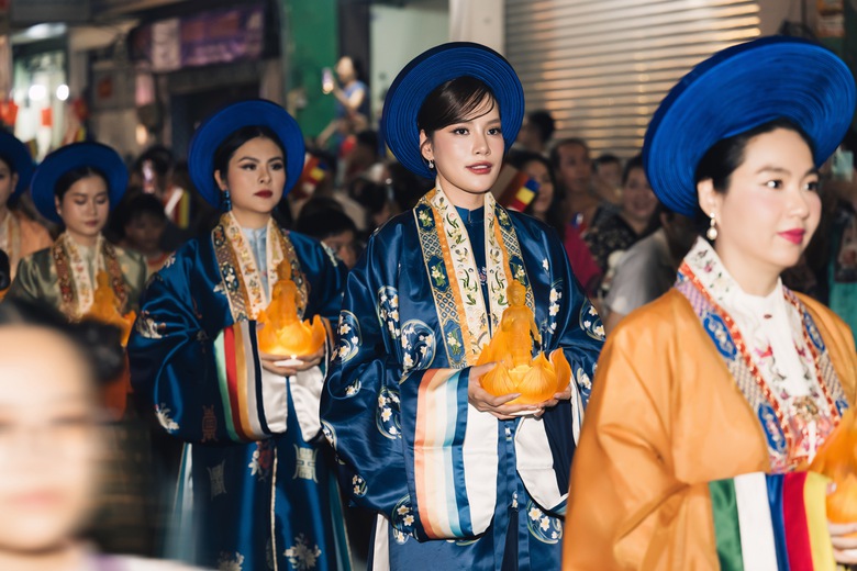D&agrave;n hoa hậu dự lễ rước tượng Đức Phật mừng Đại lễ Phật Đản 2025- Ảnh 2.