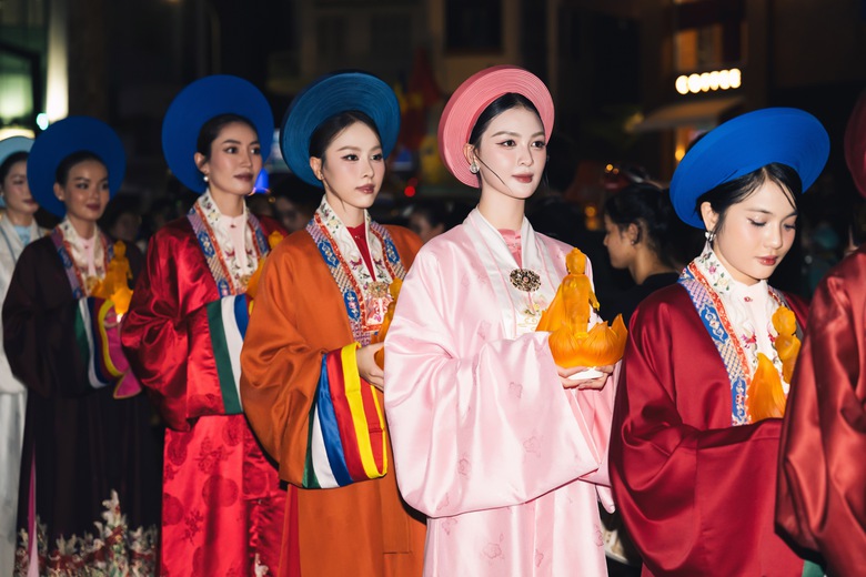 D&agrave;n hoa hậu dự lễ rước tượng Đức Phật mừng Đại lễ Phật Đản 2025- Ảnh 18.
