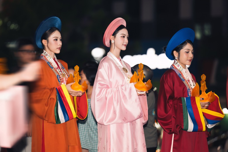 D&agrave;n hoa hậu dự lễ rước tượng Đức Phật mừng Đại lễ Phật Đản 2025- Ảnh 17.